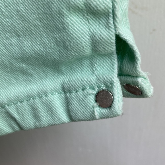 Gloria Vanderbilt Amanda jeans. Mint green capri - Picture 4 of 5